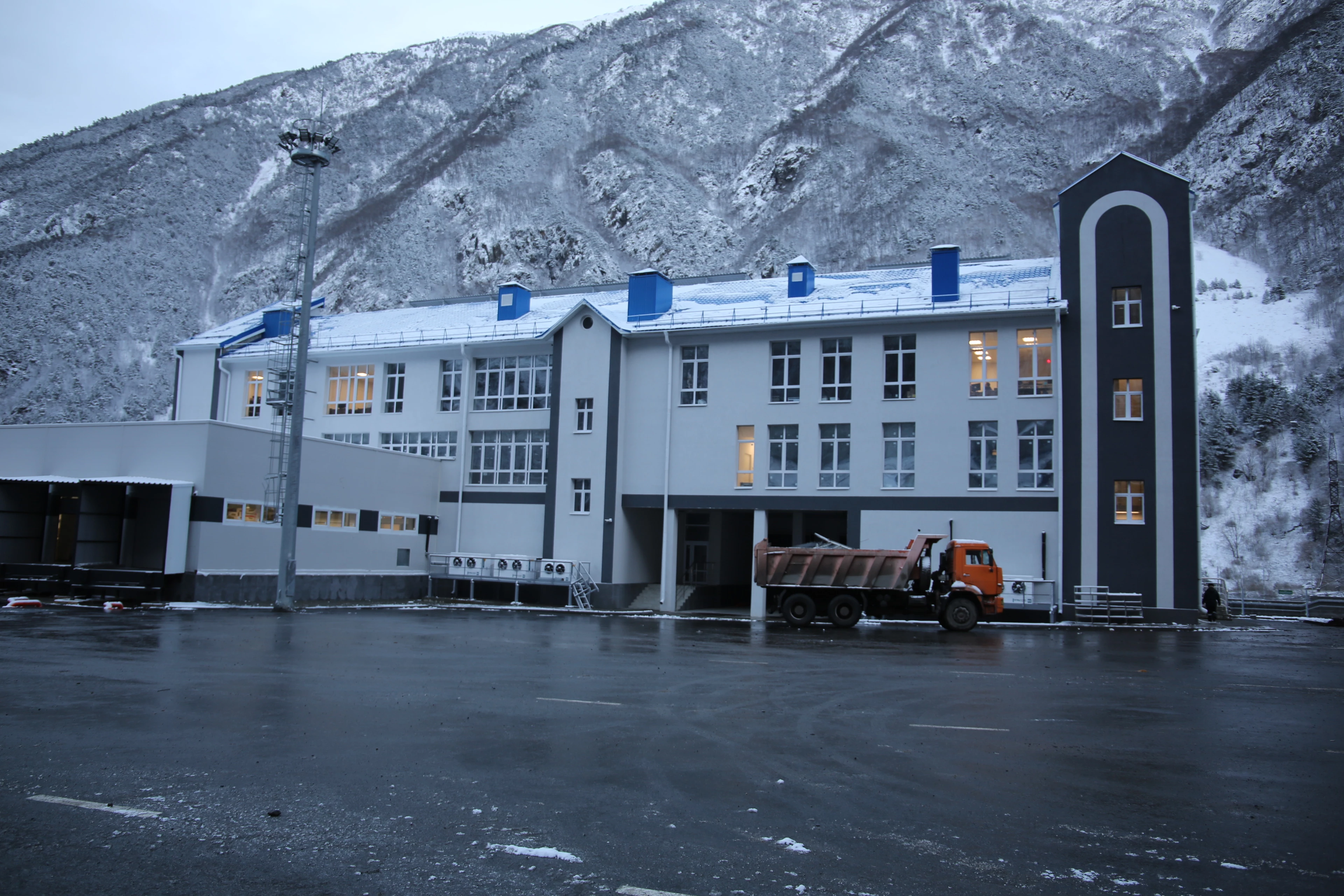 На границе России с Грузией и с Азербайджаном после реконструкции открылись два автомобильных пункта пропуска