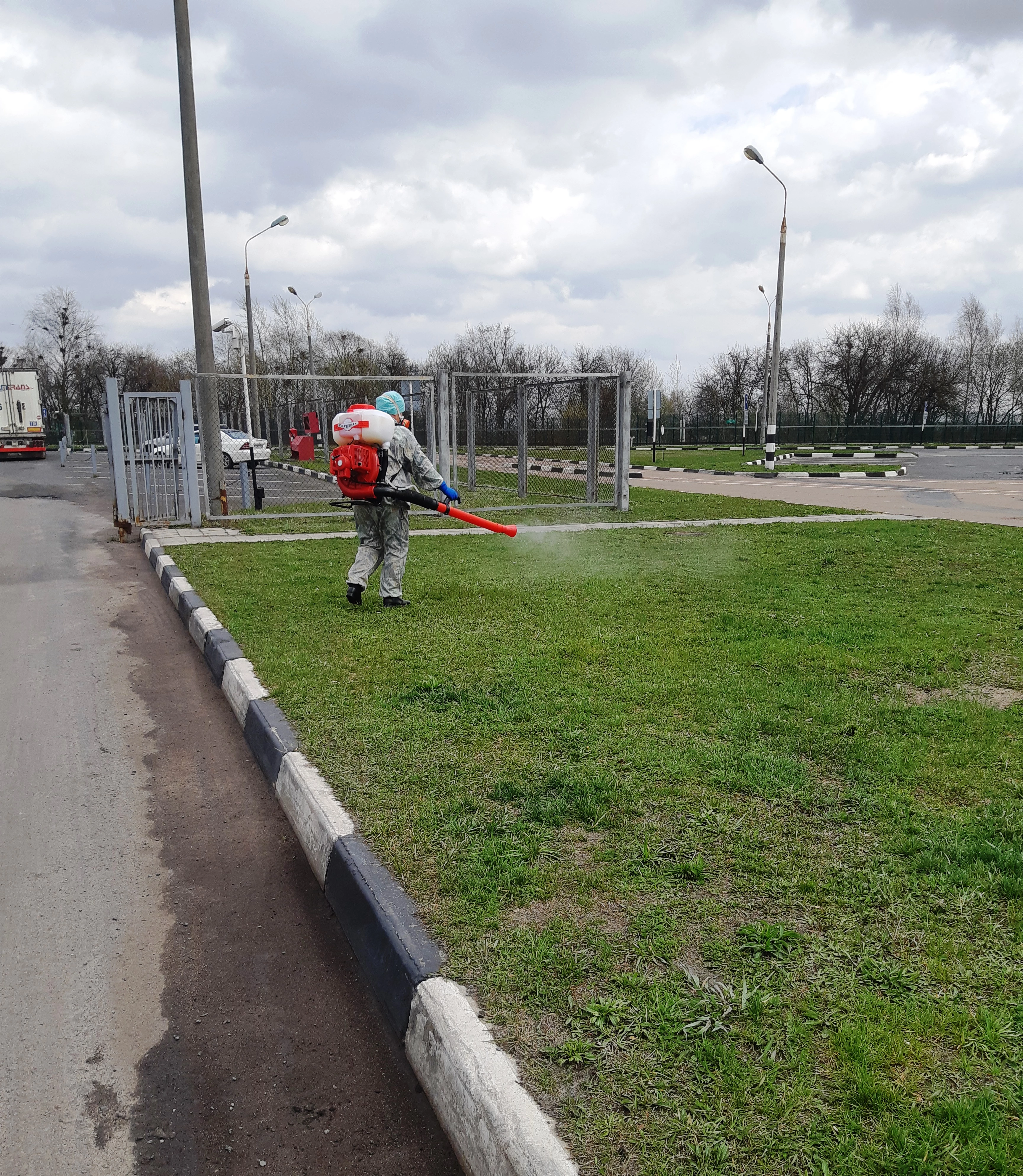 В рамках борьбы с распространением коронавирусной инфекции в пунктах пропуска на границе с Украиной проводится комплексная профилактическая санитарно-эпидемиологическая обработка 