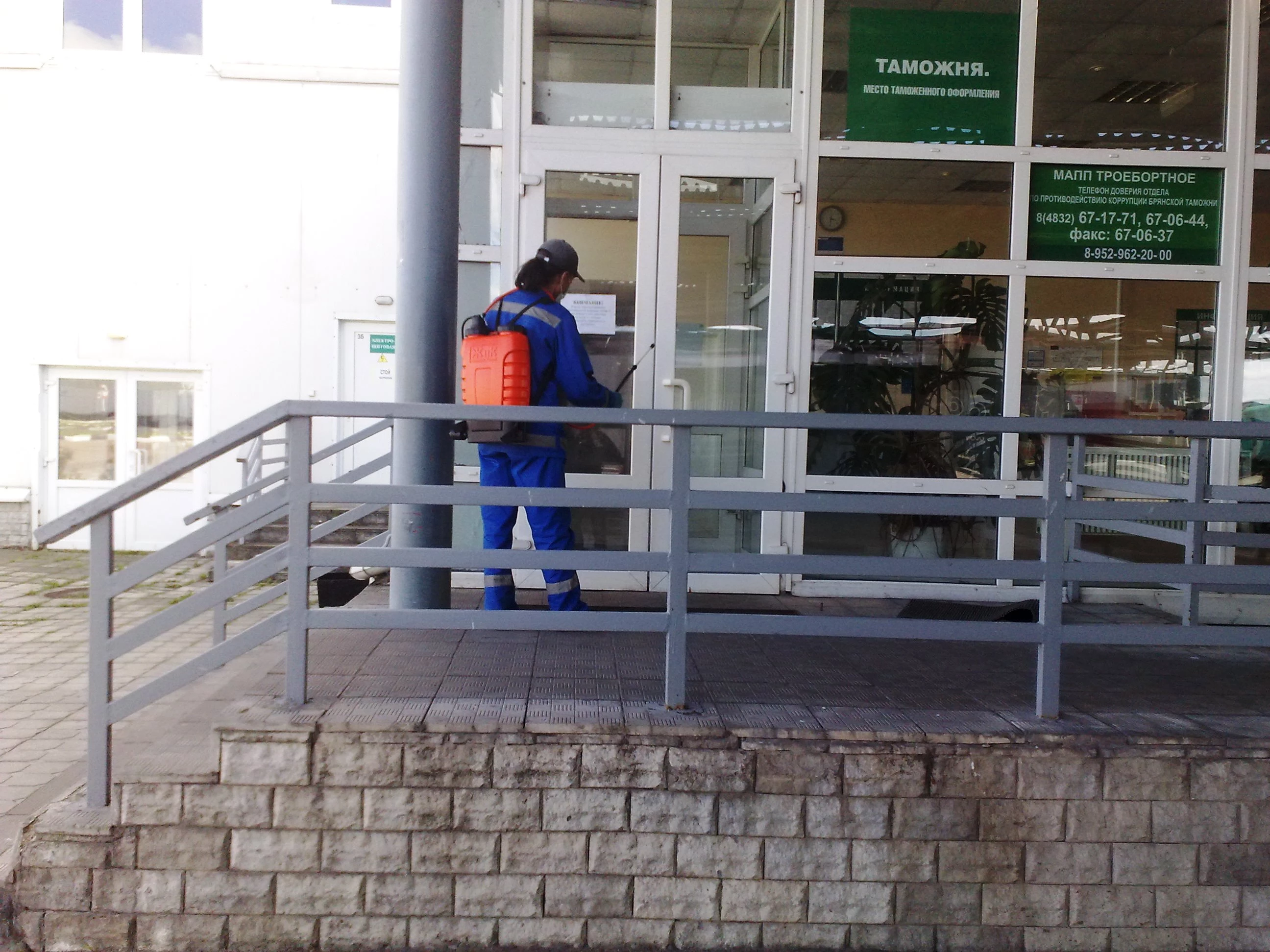 В рамках борьбы с распространением коронавирусной инфекции в пунктах пропуска на границе с Украиной проводится комплексная профилактическая санитарно-эпидемиологическая обработка 