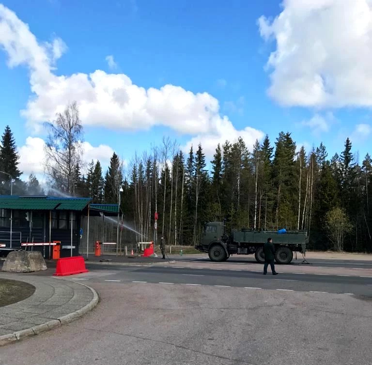 В целях предотвращения распространения коронавирусной инфекции в автомобильных пунктах пропуска Морское, Брусничное, Торфяновка и Нехотеевка проведена очередная дезинфекция территорий и помещений 