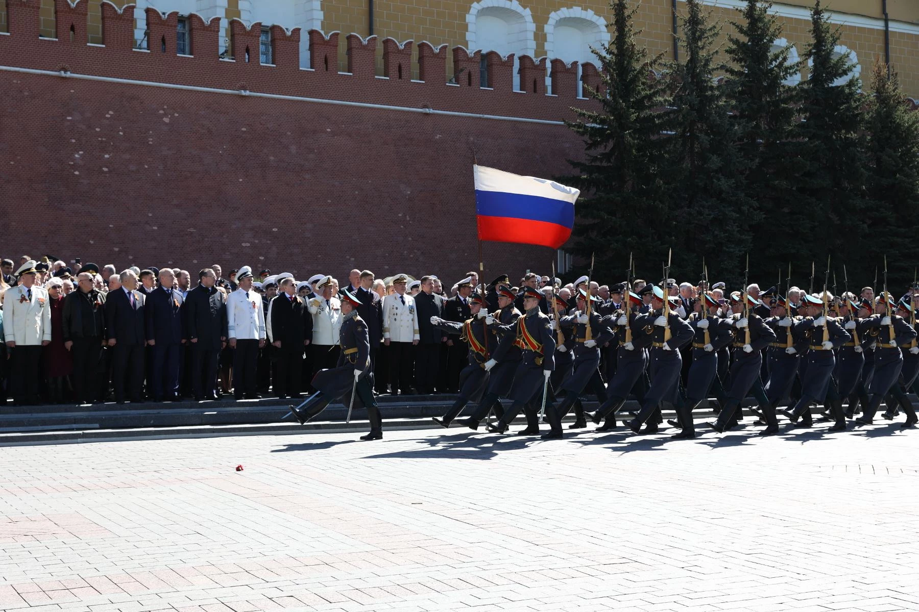 Руководитель ФГКУ Росгранстрой Геннадий Безлобенко принял участие в торжественной церемонии возложения цветов к Вечному огню у Могилы Неизвестного Солдата