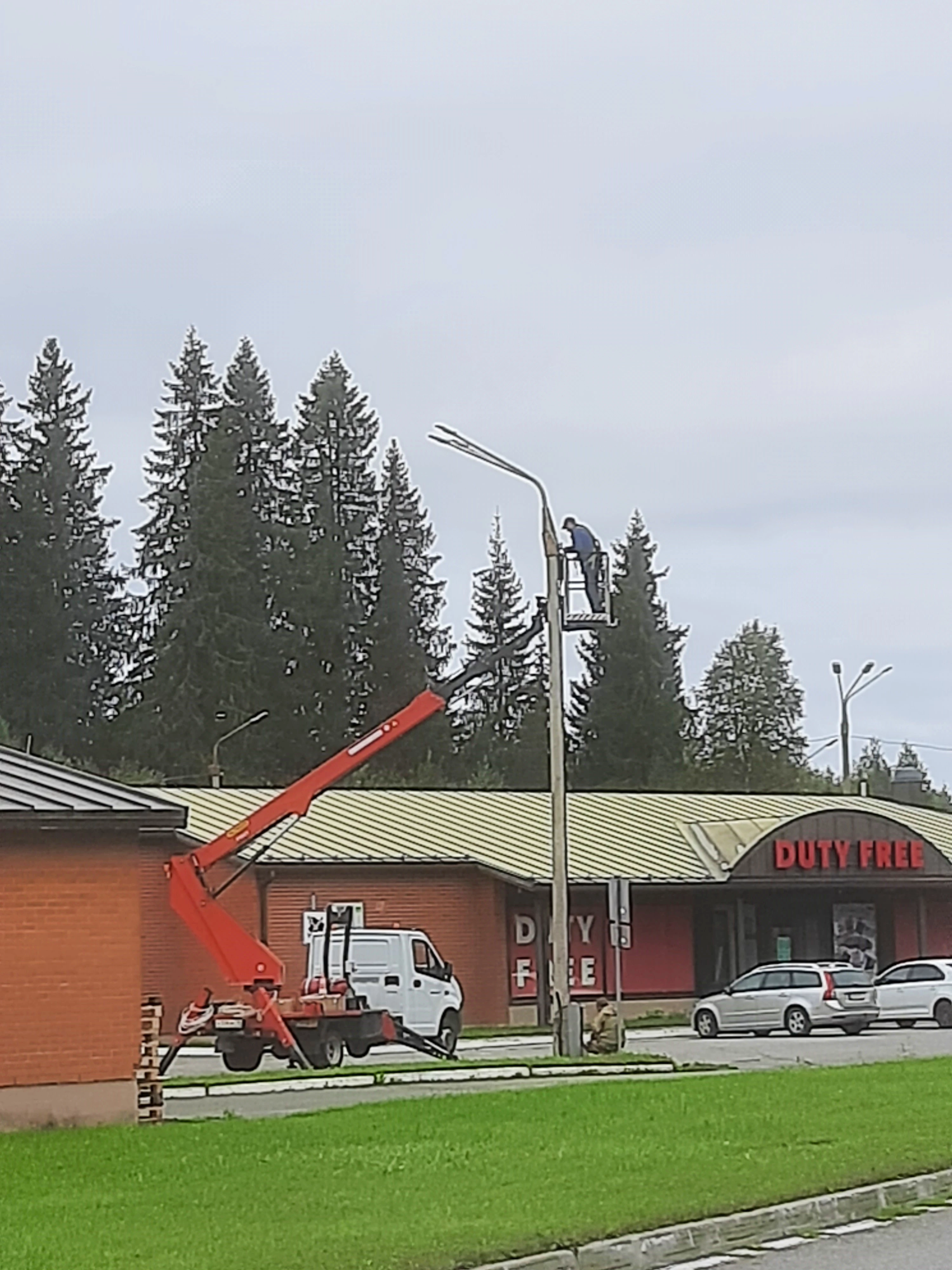 В пункте пропуска Вяртсиля завершены работы по текущему ремонту наружного освещения. Применение современных технологий позволит сэкономить затраты на освещение 