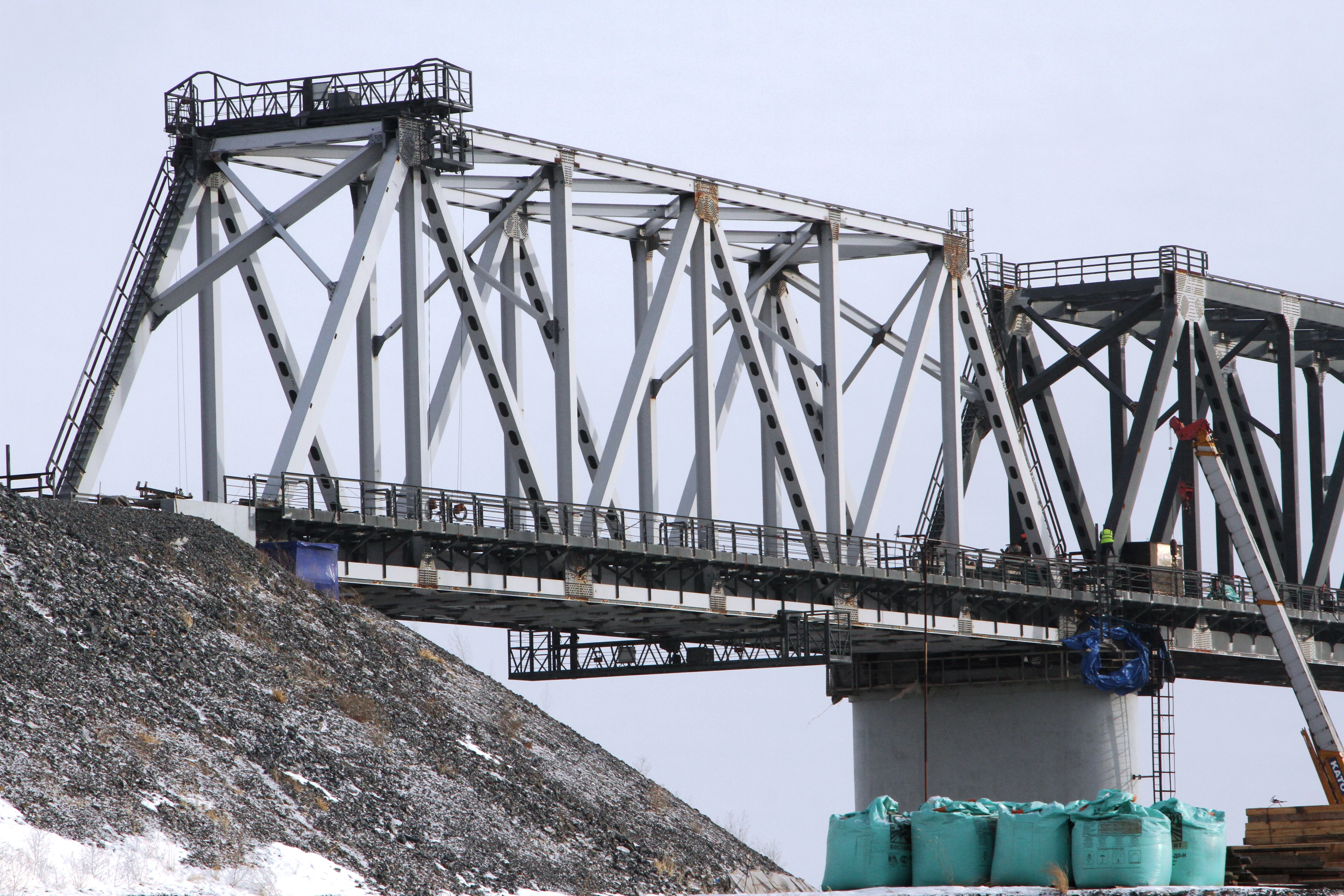 На стройплощадках мостового перехода Нижнеленинское – Тунцзян, станции Ленинск-2 и пункта пропуска Нижнеленинское обсудили степень готовности к синхронному вводу объектов в эксплуатацию 