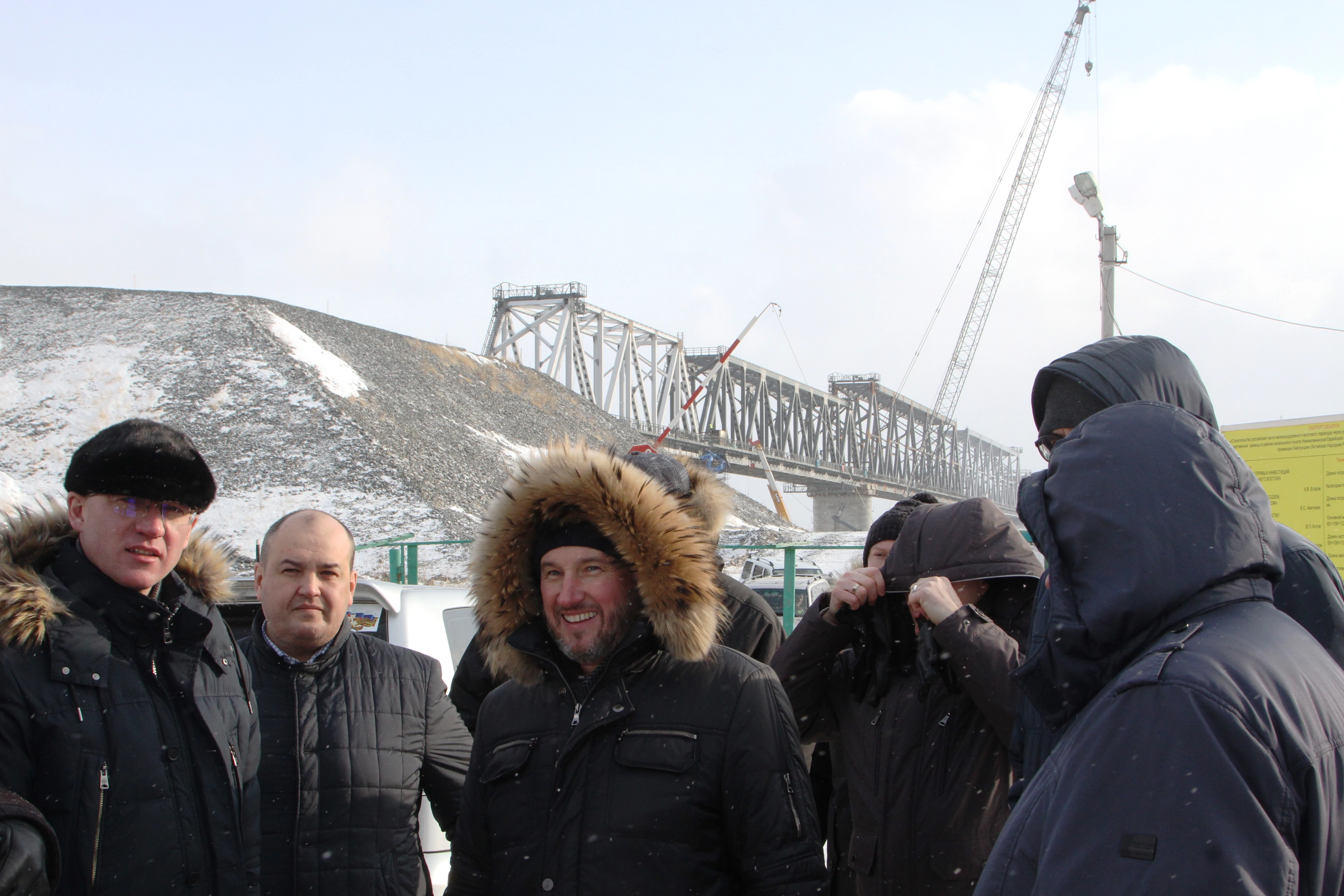 На стройплощадках мостового перехода Нижнеленинское – Тунцзян, станции Ленинск-2 и пункта пропуска Нижнеленинское обсудили степень готовности к синхронному вводу объектов в эксплуатацию 