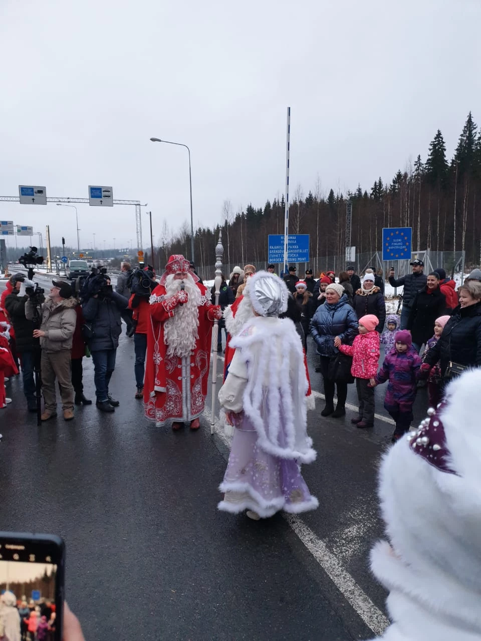 В автомобильном пункте пропуска Брусничное состоялась традиционная встреча  новогодних волшебников России и Финляндии