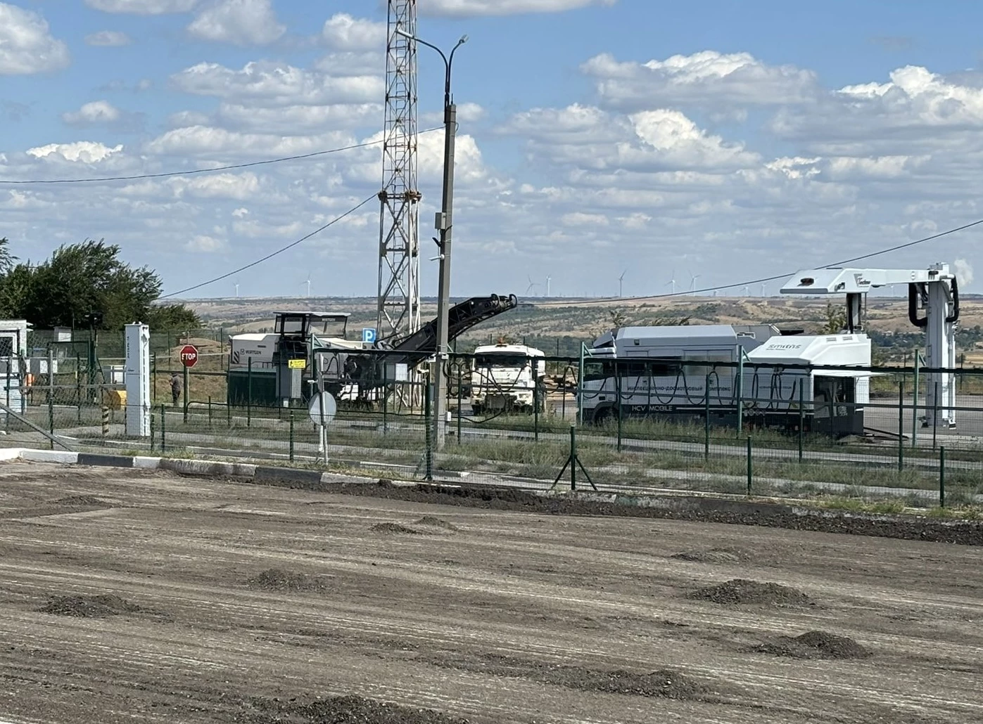 В пункте пропуска Донецк (Изварино) на административной границе Ростовской области и ЛНР начались работы по капитальному ремонту асфальтобетонного покрытия