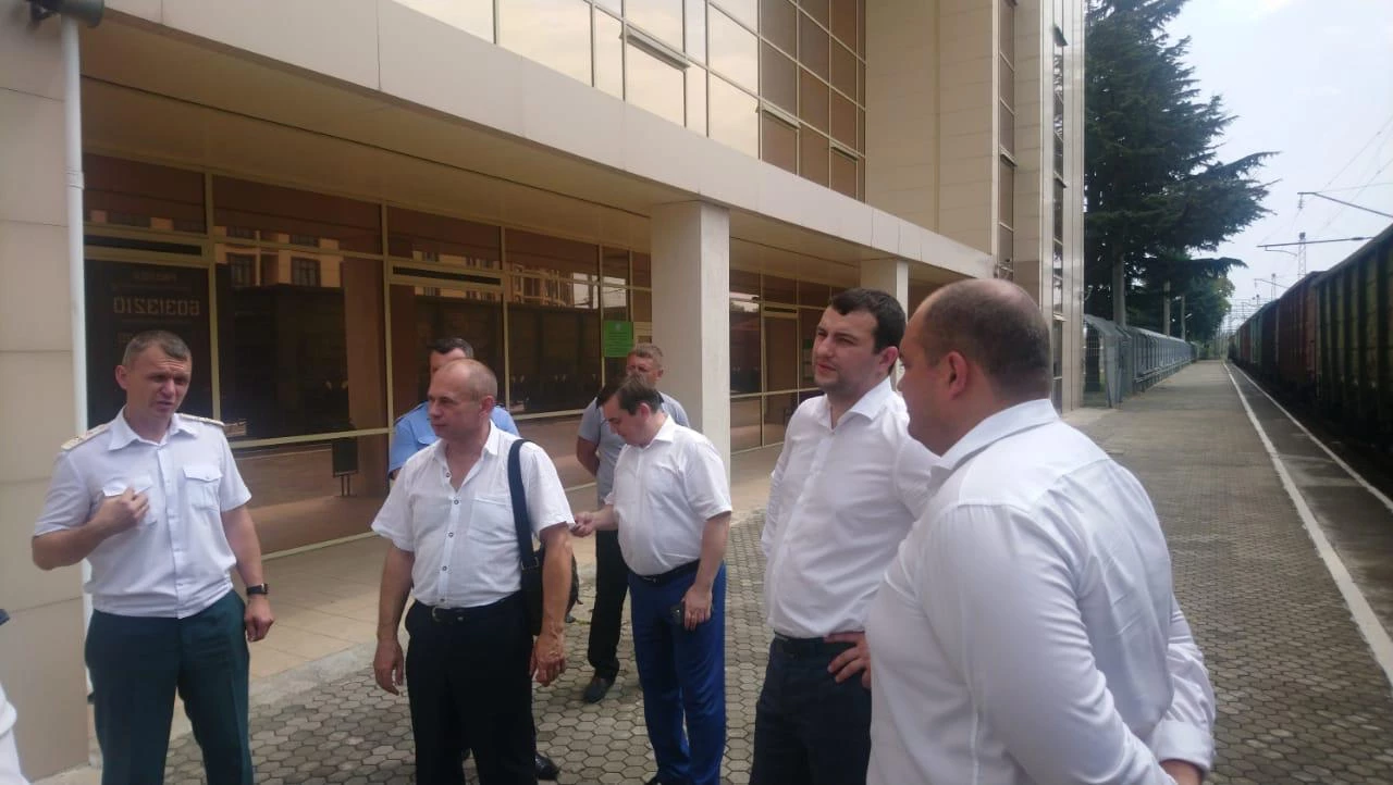 Руководитель ФГКУ Росгранстрой Виталий Шишмарев совместно с представителями государственных контрольных органов обсудил перспективы развития пунктов пропуска Адлер 