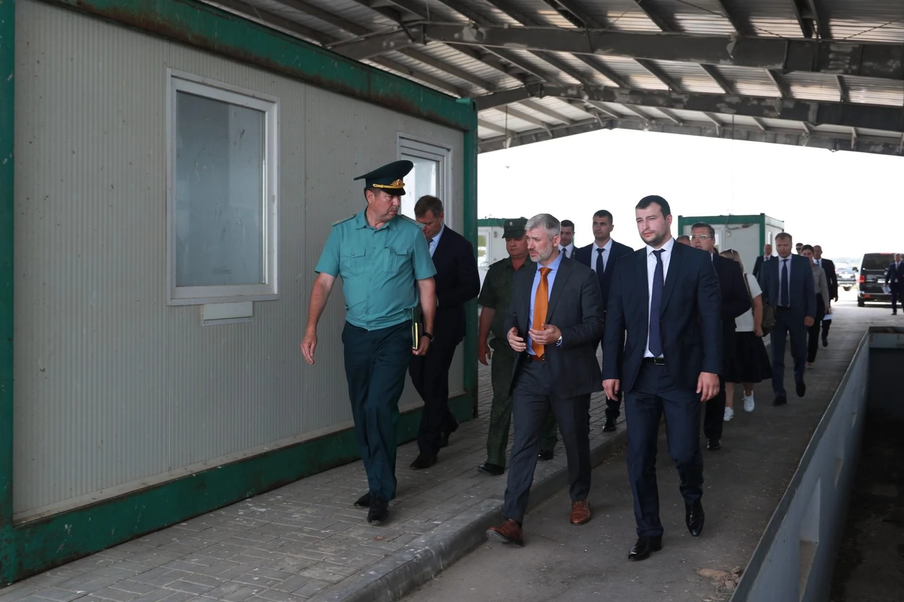 Министр транспорта Евгений Дитрих и глава Астраханской области Игорь Бабушкин обсудили перспективы окончания строительства МАПП Караузек. Виталий Шишмарев принял участие в совещании на объекте 