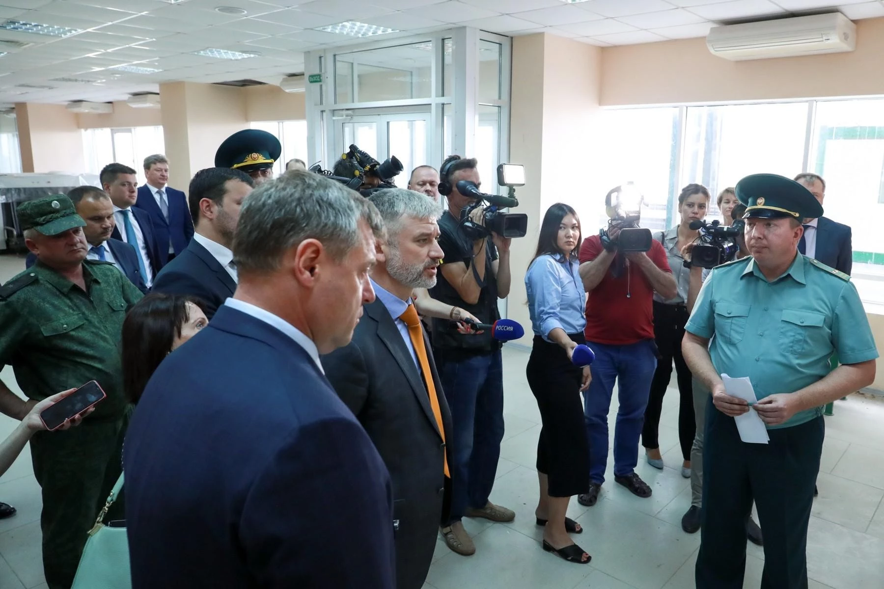 Министр транспорта Евгений Дитрих и глава Астраханской области Игорь Бабушкин обсудили перспективы окончания строительства МАПП Караузек. Виталий Шишмарев принял участие в совещании на объекте 