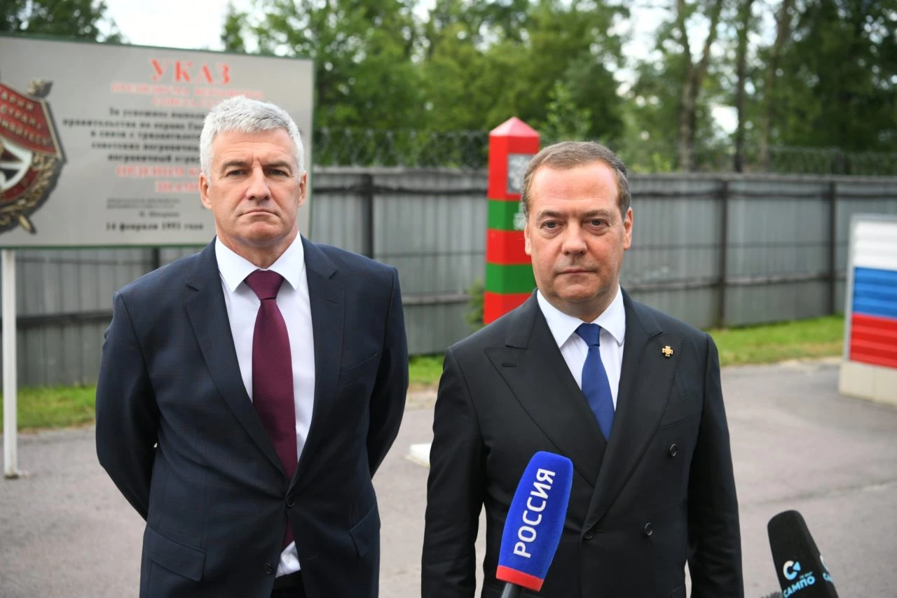 В рамках рабочего визита в Карелию Зампред Совбеза России Дмитрий Медведев посетил автомобильный пункт пропуска Вяртсиля на границе с Финляндией 