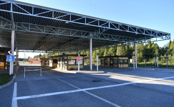 В рамках рабочего визита в Карелию Зампред Совбеза России Дмитрий Медведев посетил автомобильный пункт пропуска Вяртсиля на границе с Финляндией 