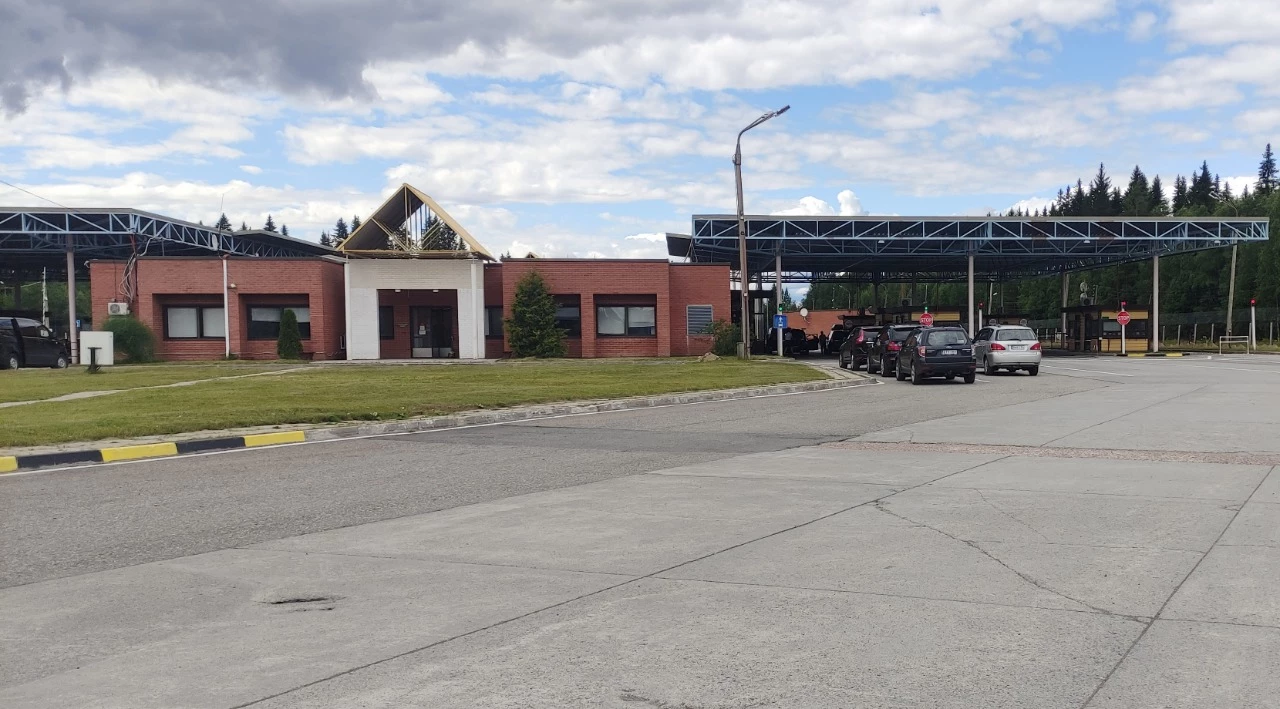 В рамках рабочего визита в Карелию Зампред Совбеза России Дмитрий Медведев посетил автомобильный пункт пропуска Вяртсиля на границе с Финляндией 