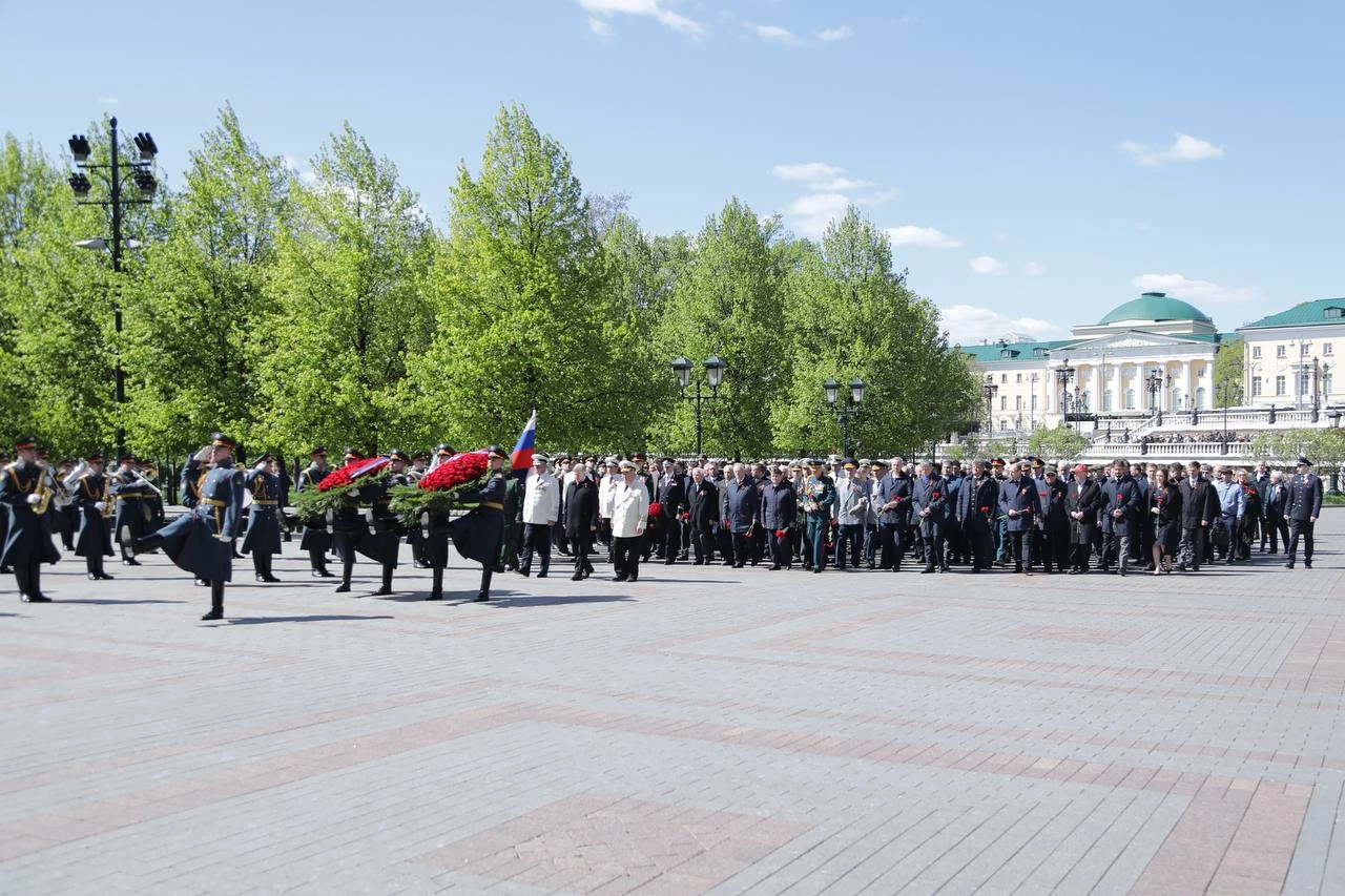 В преддверии Дня Победы возложили венки и цветы к Вечному огню у могилы Неизвестного солдата