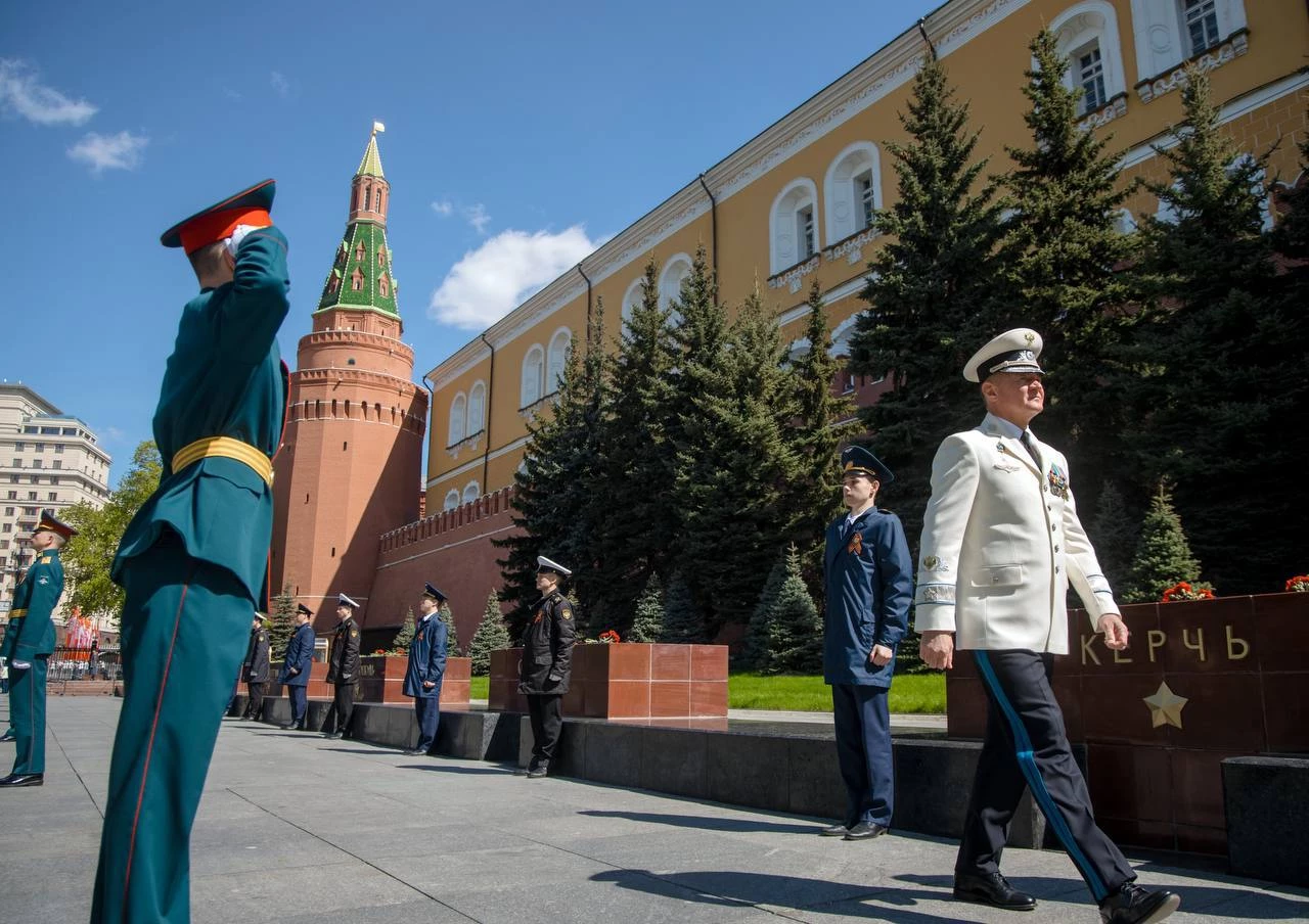В преддверии Дня Победы возложили венки и цветы к Вечному огню у могилы Неизвестного солдата