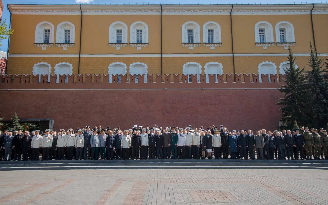 В преддверии Дня Победы возложили венки и цветы к Вечному огню у могилы Неизвестного солдата